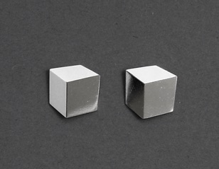 Örstift "Kub".
Storlek: 6 mm, pris 950 kr.
11 mm, pris 1 250 kr.
15 mm, pris 1 350 kr.
18 mm, pris 1 500 kr.
Silver (1985). Örstift "Kub".
Storlek: 6 mm, pris 950 kr.
11 mm, pris 1 250 kr.
15 mm, pris 1 350 kr.
18 mm, pris 1 500 kr.
Silver (1985).